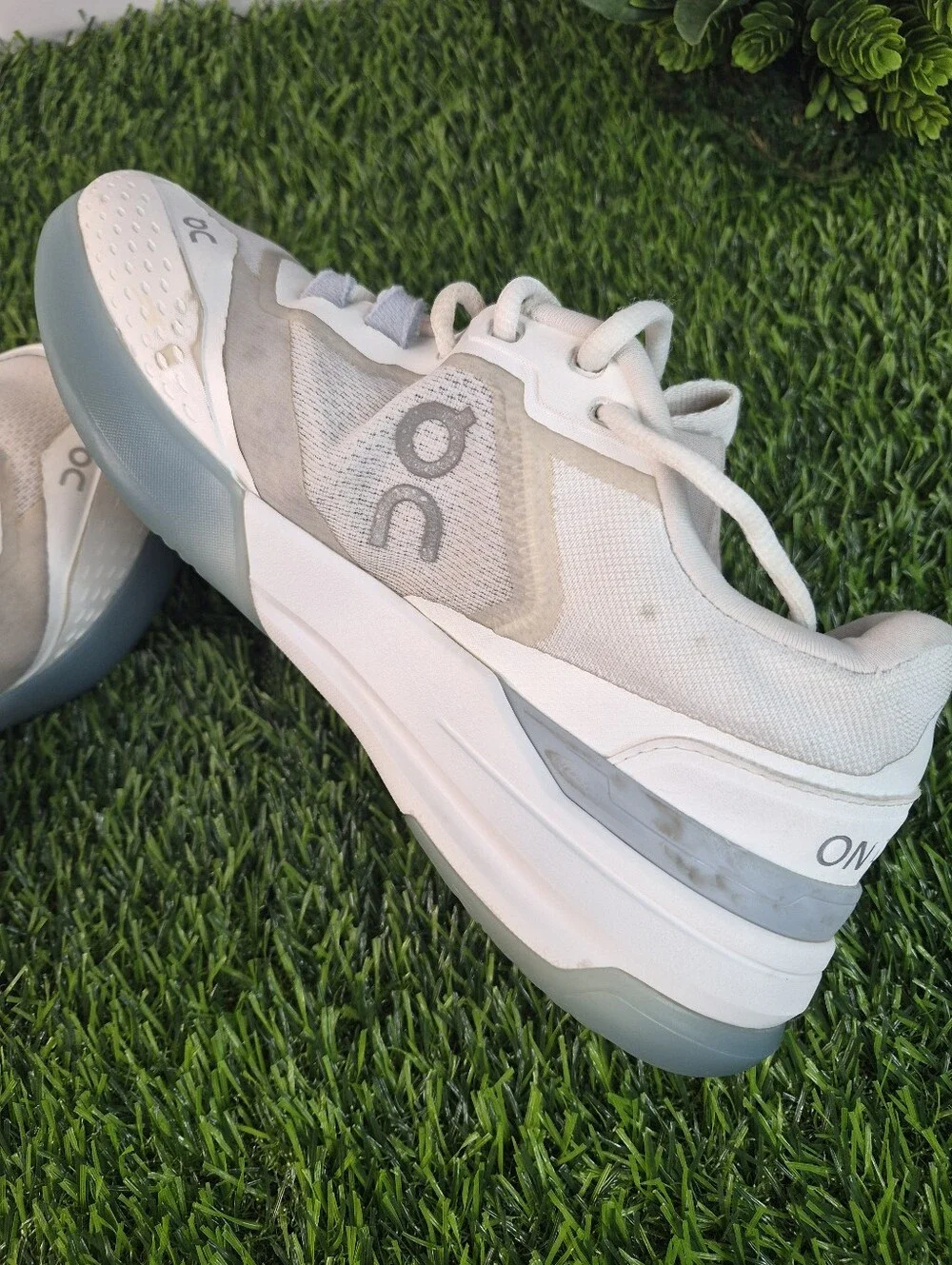 On The Roger Pro Women’s Size 8 White Gray Tennis Court Shoes Sneakers